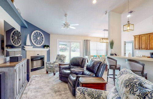 Northwest Pensacola House | Recently Updated Home with a Fire Table