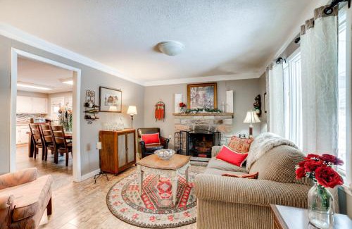 Gray House | Rector Home with Hot Tub about 6 Mi to Ligonier!