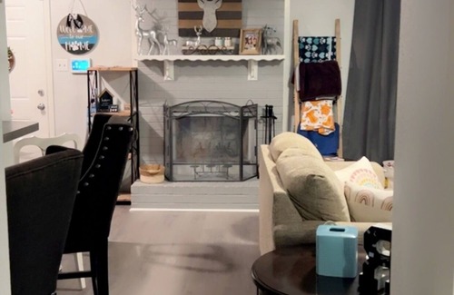 Deer Park Cottage | Red Brick Cottage 2 -1 & 1 Office. Sleeps 6. King, Queen, Daybed & trundle.