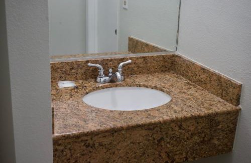 Ontario Hotel | Red Carpet Motel By Ontario