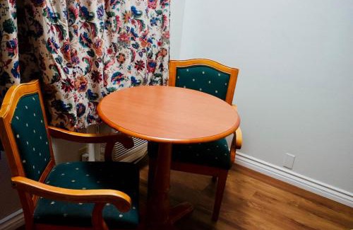 Ontario Hotel | Red Carpet Motel By Ontario