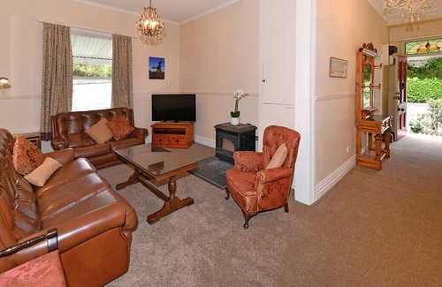 Nelson Cottage | RED DOOR RETREAT - NELSON HOLIDAY HOME, family friendly in Nelson