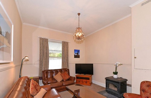 Nelson Cottage | RED DOOR RETREAT - NELSON HOLIDAY HOME, family friendly in Nelson