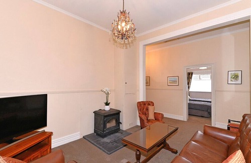 Nelson Cottage | RED DOOR RETREAT - NELSON HOLIDAY HOME, family friendly in Nelson