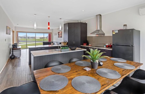 Port Macdonnell House | RED FIN part of BLUE FIN HOLIDAY HOMES - PET FRIENDLY & FREE WI-FI
