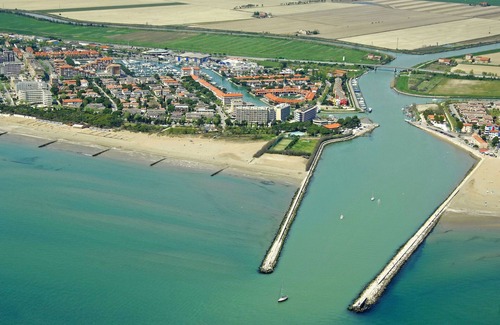 Porto Santa Margherita Apartment | Red flat with shared pool and private parking