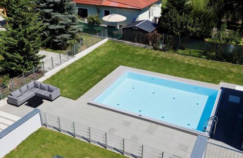 Donaustadt Apartment | Red Flower Apartment with Pool - 5 min to Lake