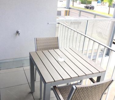 Donaustadt Apartment | Red Flower Apartment with Pool - 5 min to Lake