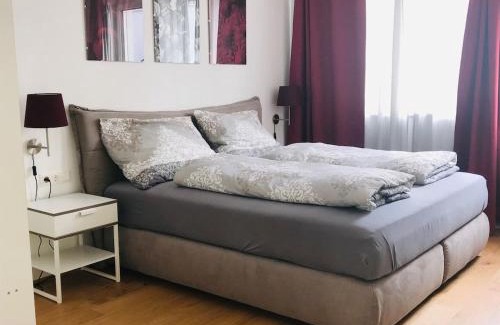 Donaustadt Apartment | Red Flower Apartment with Pool - 5 min to Lake