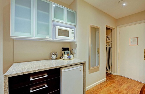 Saanich Hotel | Red Lion Inn and Suites