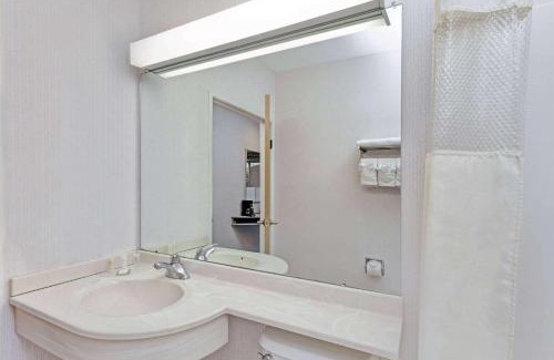 Elk Grove Village Hotel | Red Lion Inn & Suites Elk Grove Village