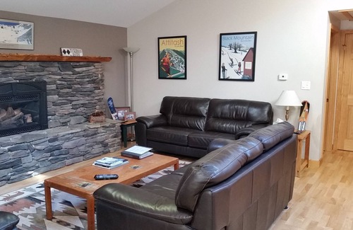 Birch Hill Ski Chalet | 'Red Ridge Chalet' in N.Conway! Perfect for 2 couples & their kids! NEW KITCHEN
