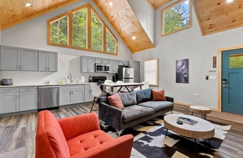 Campton Cabin | Red River Gorge Hot Tub Firepit Wi-Fi Tucked Away