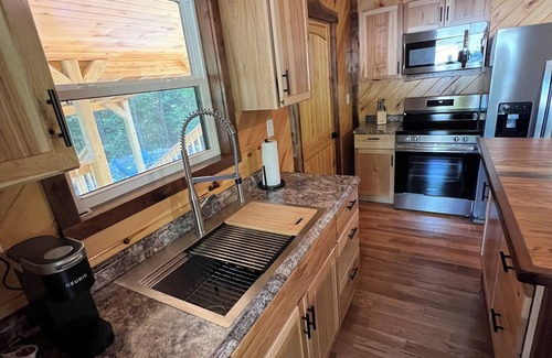 Campton Cabin | Red River Gorge, Wi-Fi, hot tub, fire pit, Natural Bridge, cabin, and private.