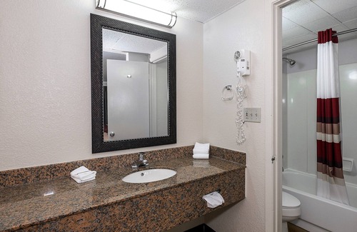 Bloomington Hotel | Red Roof Inn Bloomington - Normal/University