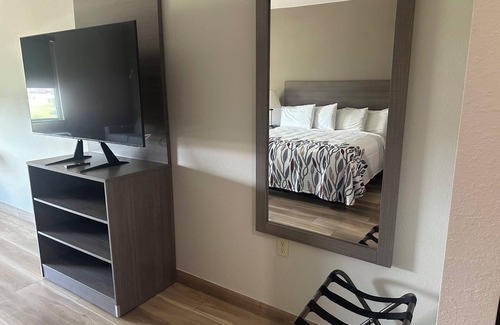 La Porte Hotel | Red Roof Inn La Porte