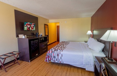 Wayne Hotel | Red Roof Inn & Suites Indianapolis Airport