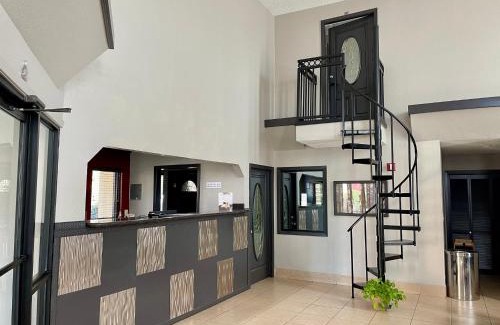 Richland Hotel | Red Roof Inn & Suites Jackson - Richland