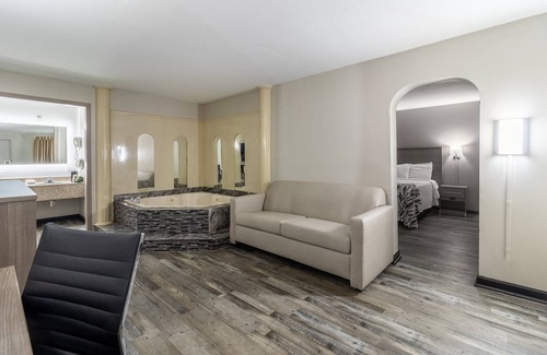 Jackson Hotel | Red Roof Inn & Suites Jackson, TN