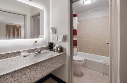 Jackson Hotel | Red Roof Inn & Suites Jackson, TN