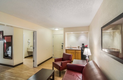 Florida Panhandle Hotel | Red Roof Inn & Suites Pensacola East - Milton