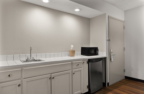 Pooler Hotel | Red Roof Inn & Suites Savannah Airport