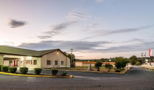 Sylacauga Hotel | Red Roof Inn Sylacauga