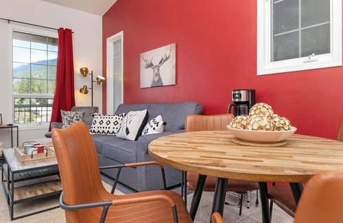 East Kootenay House | Red Roost: Unit 2014B 1BR at Mountain View Villas