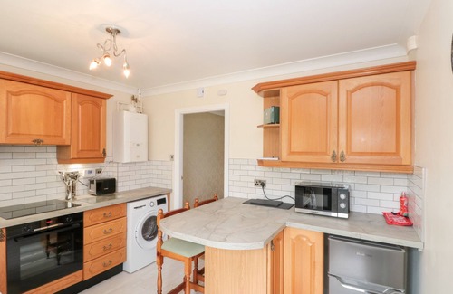 York Cottage | RED TREE COTTAGE, family friendly, with a garden in York