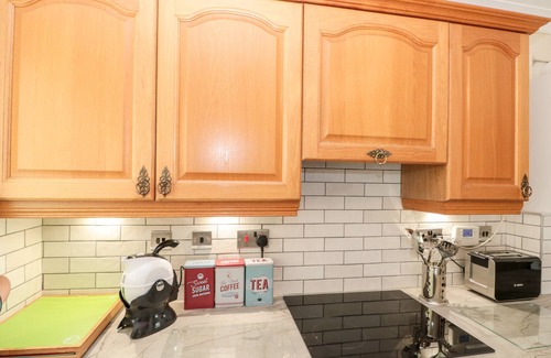 York Cottage | RED TREE COTTAGE, family friendly, with a garden in York