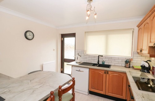 York Cottage | RED TREE COTTAGE, family friendly, with a garden in York