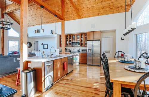 Pedlars Edge House | Red White & WTG: Game Room + Hot Tub