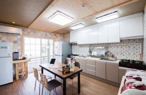 Gujwa Hotel | Red Windmill Pension