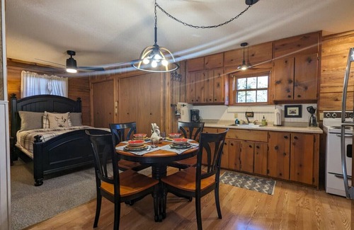 Eureka Springs Cabin | Redbud Valley Cabin 6 Downtown 3mi+Wifi+Pond+Parking