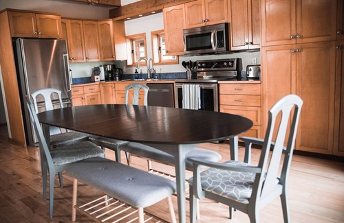 Central Kootenay Ski Chalet | Redfish Lakehouse - Lakefront & Dog Friendly - 3 bedroom/2 bath