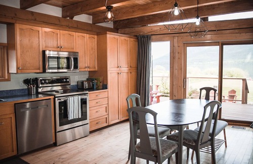 Central Kootenay Ski Chalet | Redfish Lakehouse - Lakefront & Dog Friendly - 3 bedroom/2 bath