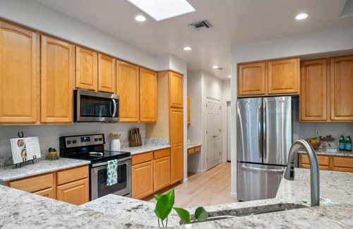 Vistoso Hills House | REDUCED 1st SEASON! Gated Modern Home, Heated Pool & Spa. Conveniently Located