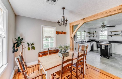 Bedford Apartment | Redwing Farm Cottage, Mountain Views and Firepit!