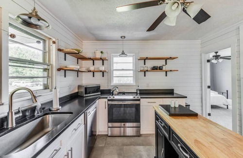 Bedford Apartment | Redwing Farm Cottage, Mountain Views and Firepit!