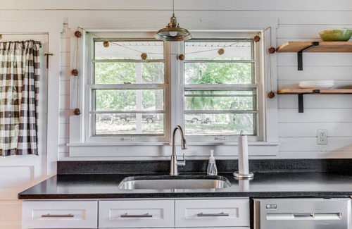 Bedford Apartment | Redwing Farm Cottage, Mountain Views and Firepit!