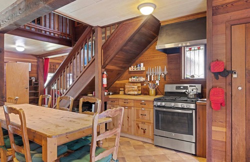 Redwood Valley House | Redwood Barn- 3-bedroom house at Leonard Lake Reserve