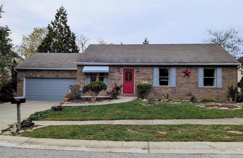 Dry Ridge House | Redwood Retreat in Dry Ridge, KY Minutes from Ark and Wedding Venues