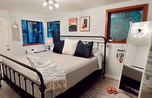 Watsonville Cottage | Redwoods Mountain Cottage wKing Bed