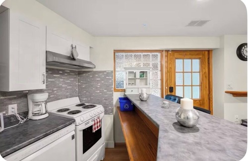 Upper Lonsdale House | Refined North Shore 3BR Retreat