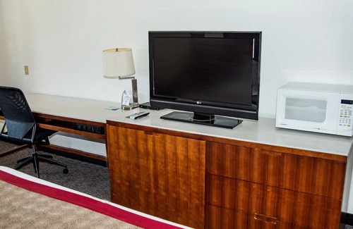 Cedar City Hotel | Refreshing Stay Near Zion National Park w/Poolside Access! Free Breakfast!