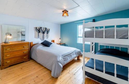 Notre-Dame-Auxiliatrice-de-Buckland House | Refuge du Massif - Halte au cœur du village