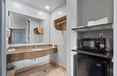 Fort Walton Beach Hotel | Regency Inn Near Boardwalk & Hurlburt Field