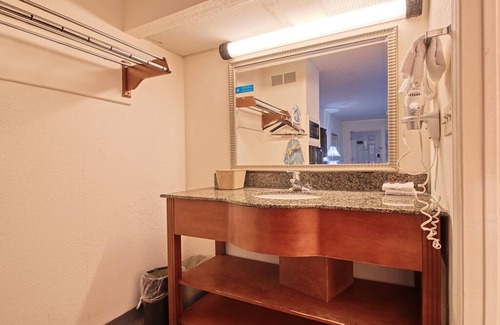 Macon Hotel | REGENCY INN & SUITES