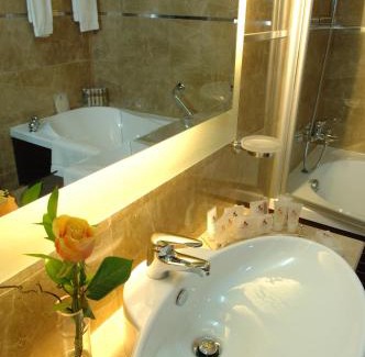 Adma wa Dafneh Hotel | Regency Palace Hotel