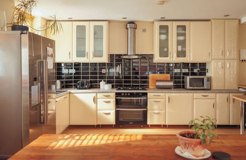 Brighton City Centre House | Regency Stables - 1 min to the beach with 2 private parking spaces